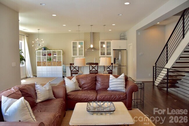 Building Photo - 916 Westbrook Dr