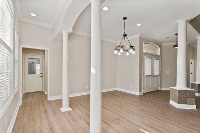 Building Photo - 8643 Carillion Pl