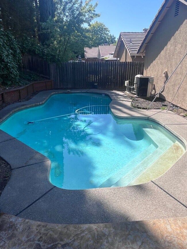 Building Photo - ADORABLE 3 BEDROOM HOUSE WITH POOL!