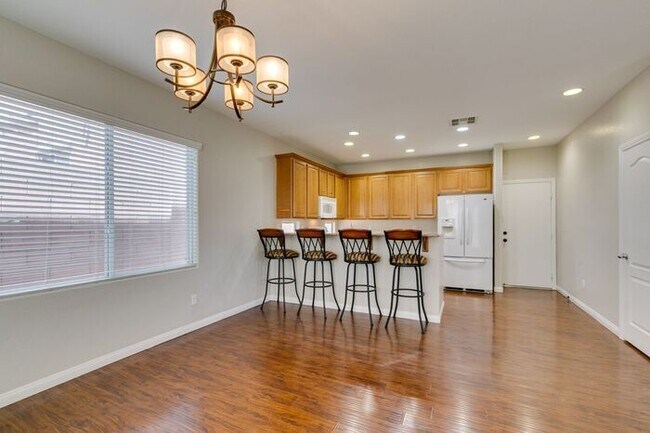 Building Photo - Beautiful 3 Bed / 3 Bath Home in Skyridge Community