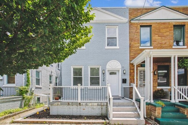 Primary Photo - 526 Roxboro Pl NW