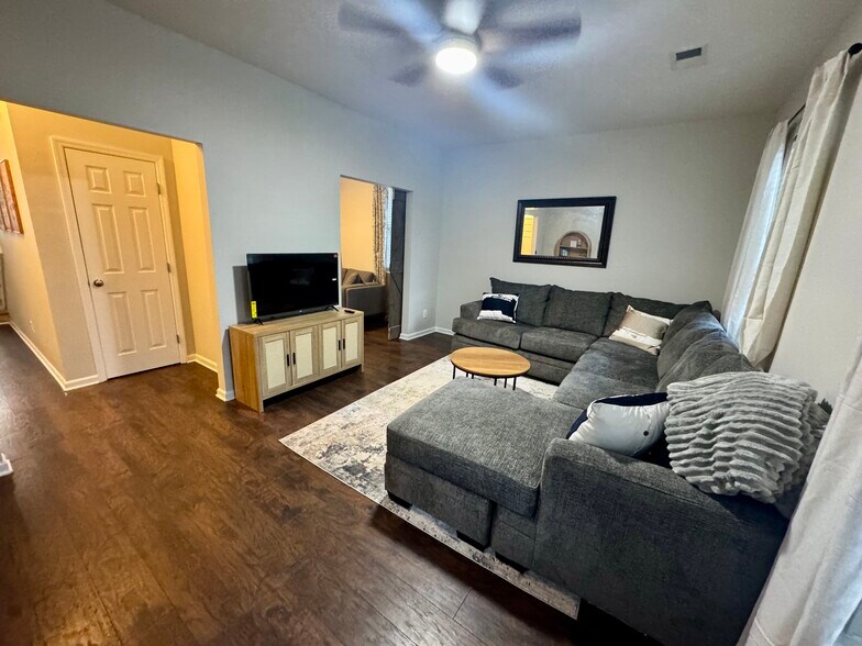 Building Photo - 1418 Whispering Oaks Trl