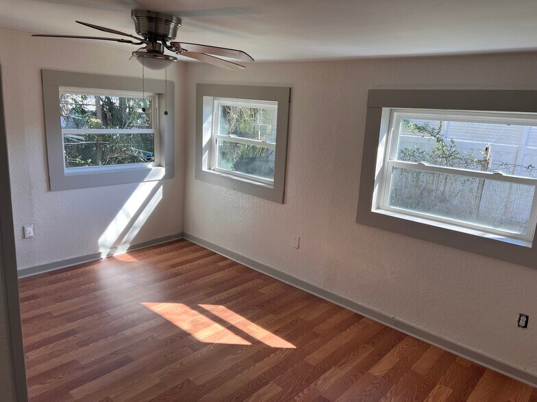 Master bedroom - 2821 W 11th St