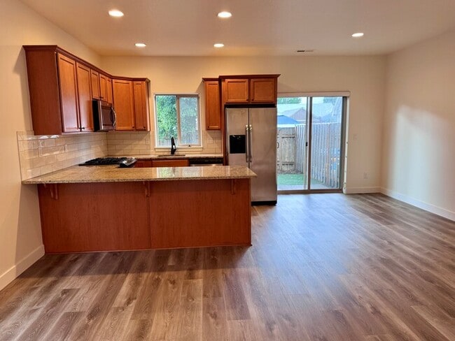 Building Photo - Beautiful Home with LVP Flooring, SS Appli...