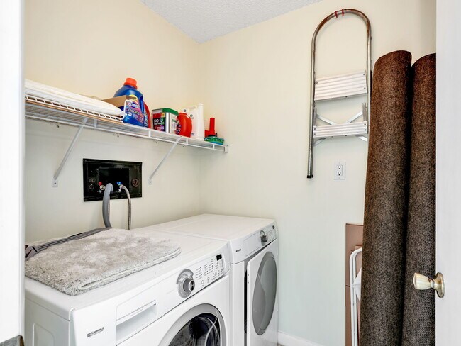 Building Photo - 555 Park Shore Dr