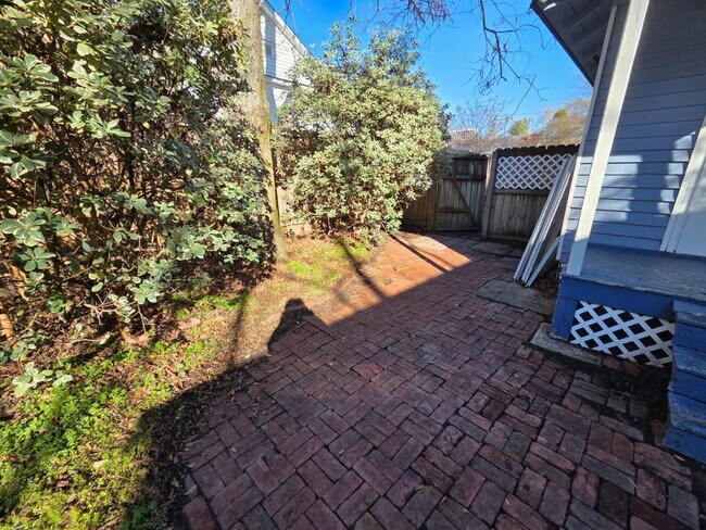 Building Photo - 310 7th St