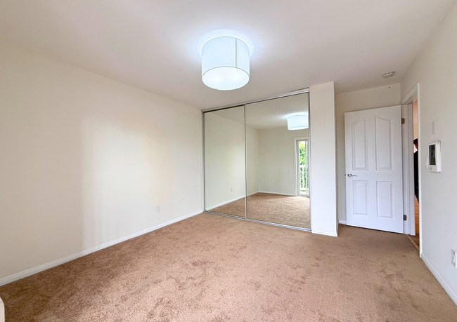 Building Photo - 3030 Suncrest Dr