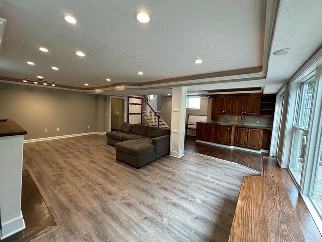Building Photo - 5990 Edgehill Dr