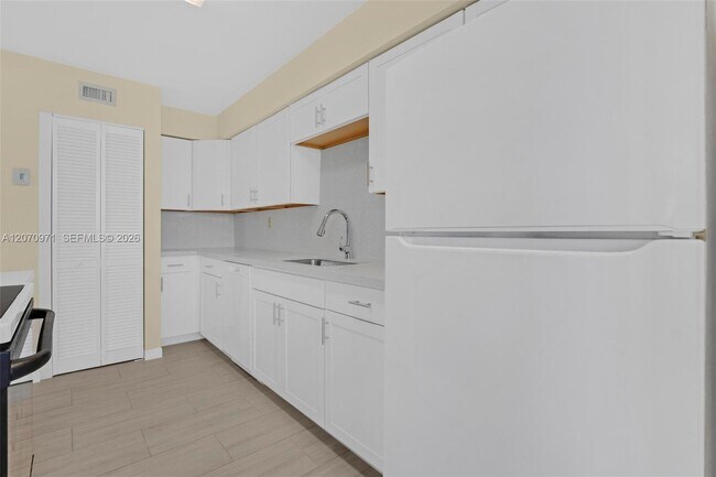 Building Photo - 15545 N Miami Lakeway