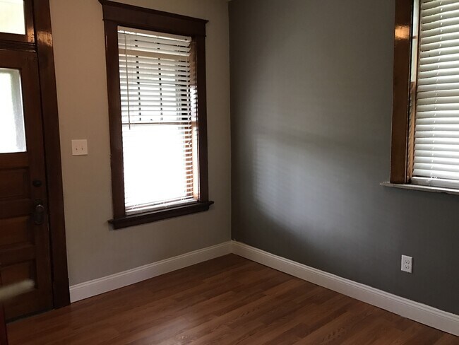 Building Photo - lovely renovated home