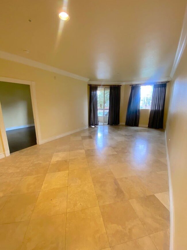 Building Photo - Discover Your New Home! Spacious 1-Bedroom Condo Near the Las Vegas Strip