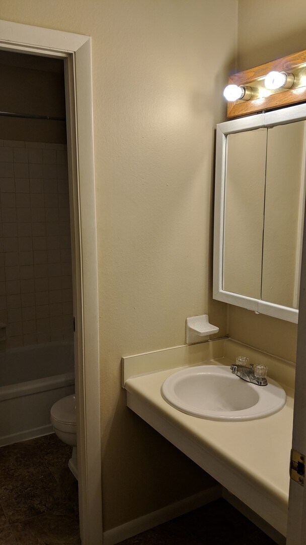 Building Photo - AUGUST 2026!!!  2 bedroom, 1.5 bath 2-story condo in Coralville