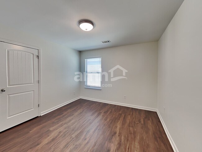 Building Photo - 216 Leland Ln