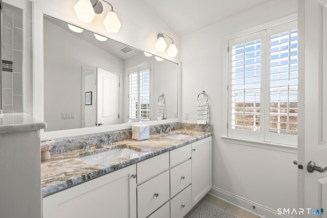 Building Photo - 35 Moorland Dr