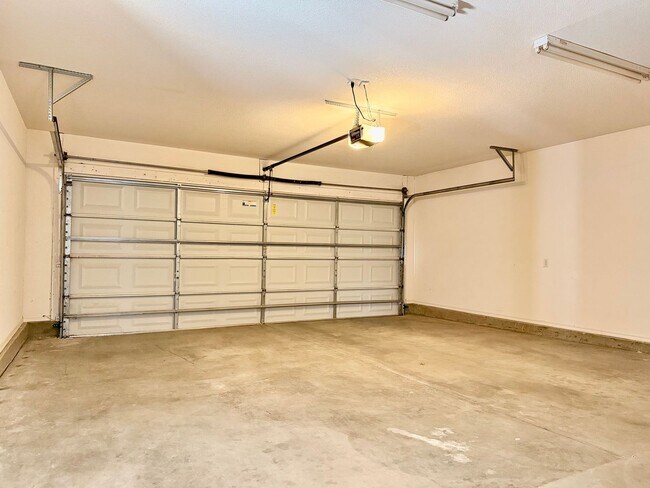 Building Photo - For Rent