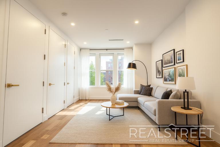 Building Photo - Modern Duplex-Style Residence with Designer Finishes on Historic Eastern Parkway
