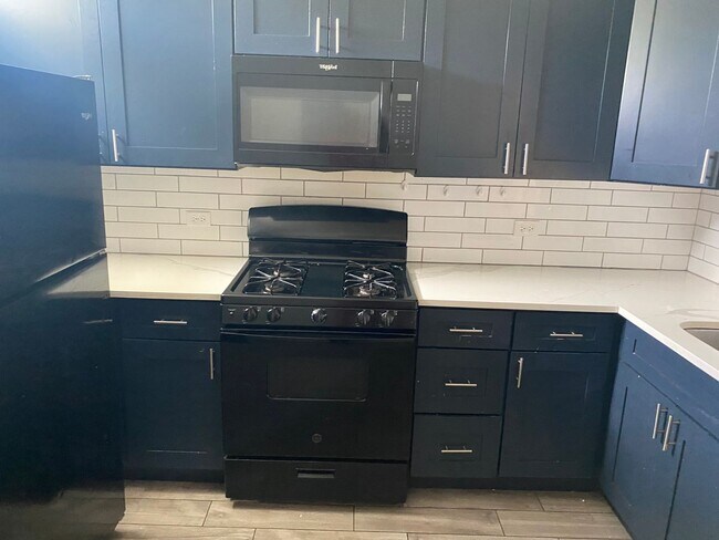 Building Photo - Spacious south side 3-bedroom beauty