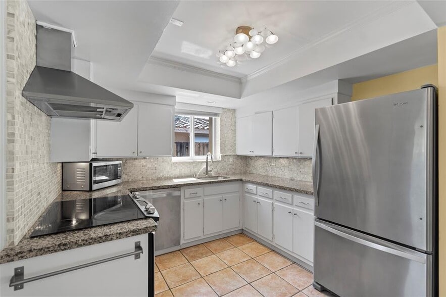 Building Photo - 2100 NE 57th St