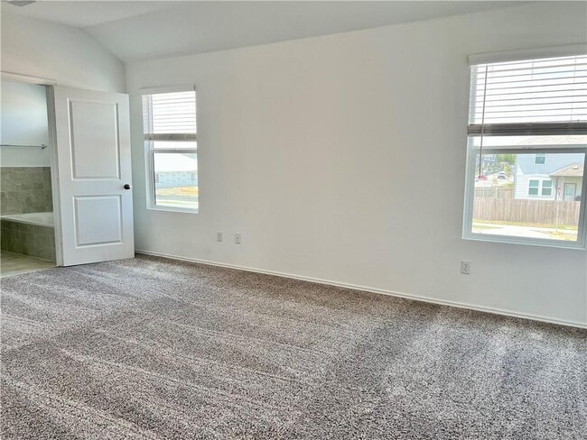 Building Photo - 290 Silver Glen Dr