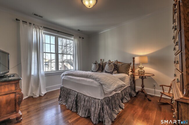 Building Photo - 30 Narrow St