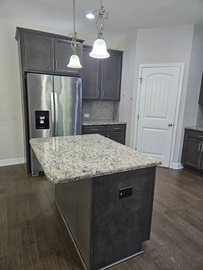 Building Photo - New Listing