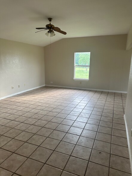 Building Photo - 531 Woodland Dr