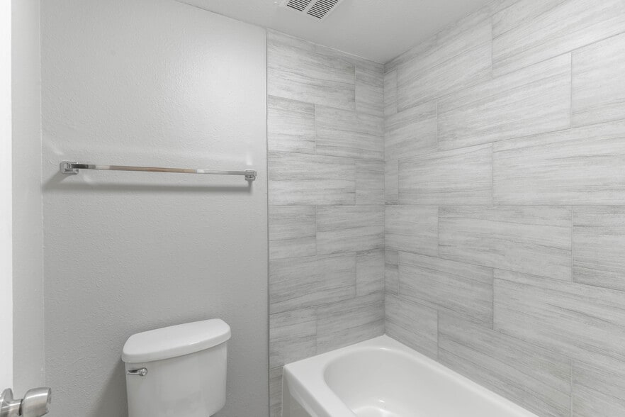 Building Photo - Crestwood Cove