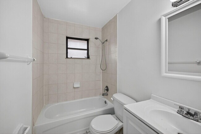 Building Photo - 4051 N Dixie Hwy