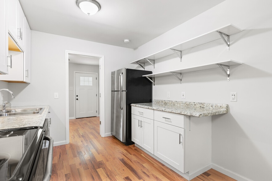 Kitchen - 1009 N Buchanan Blvd