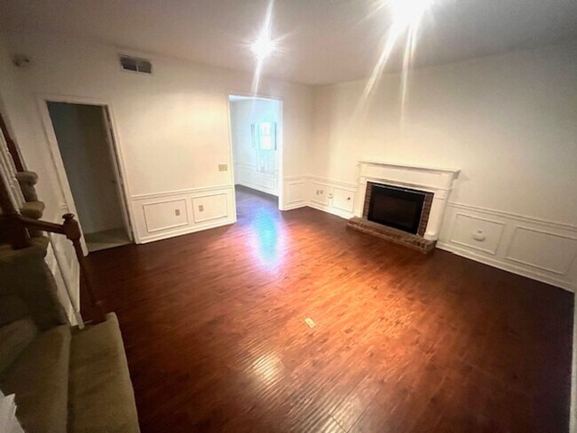 Building Photo - Quinn St - 1210/1212