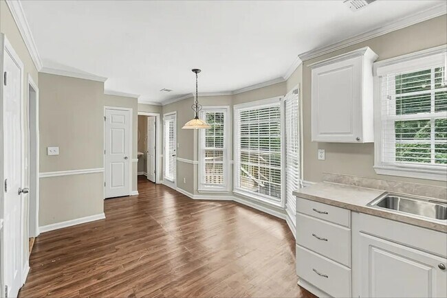Building Photo - 4352 Lakeside Hills Way NE