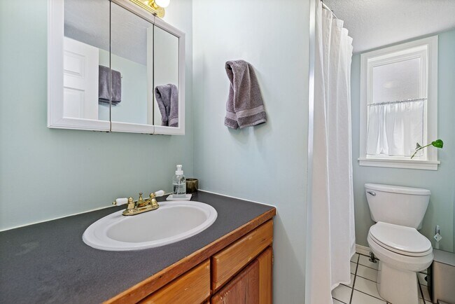 Building Photo - Fully Furnished Northside Bungalow Available for Month of August, 2026