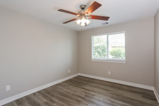 Building Photo - 8402 Oak Knot Dr