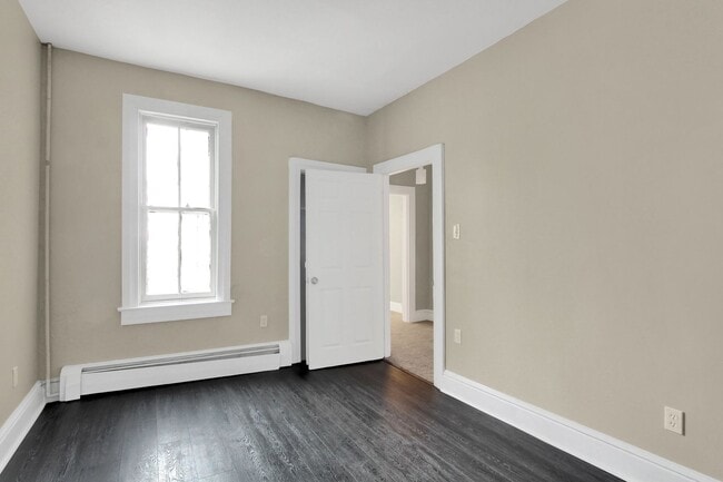 Building Photo - Spacious 4 Bedroom, 1 Bath Home in North York!