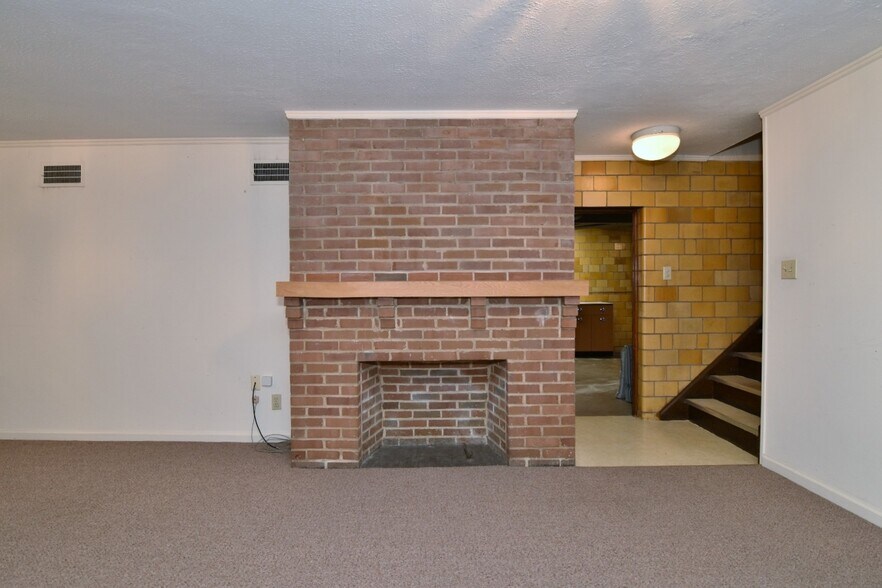 Building Photo - 2027 Riverside Dr