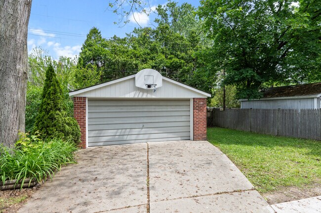 Building Photo - 1388 Vernier Rd