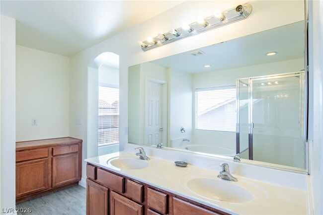 Building Photo - 1068 Crescent Falls St