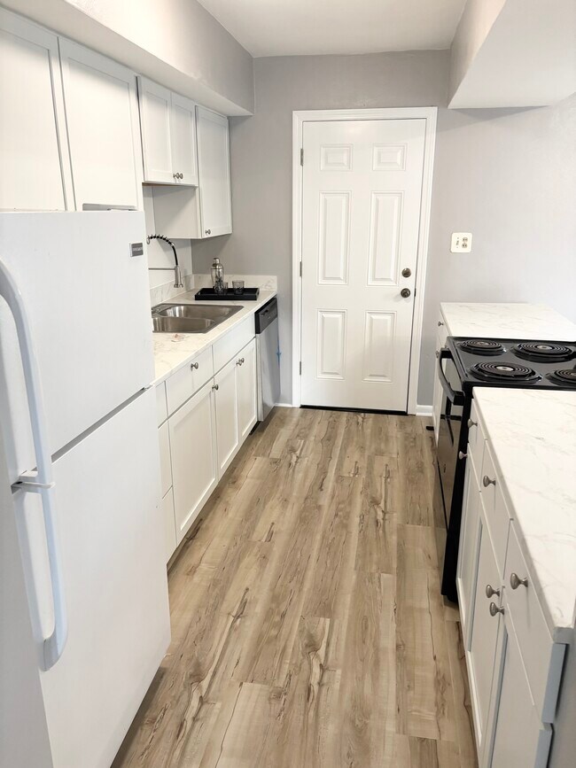 Building Photo - Birchwood Dr