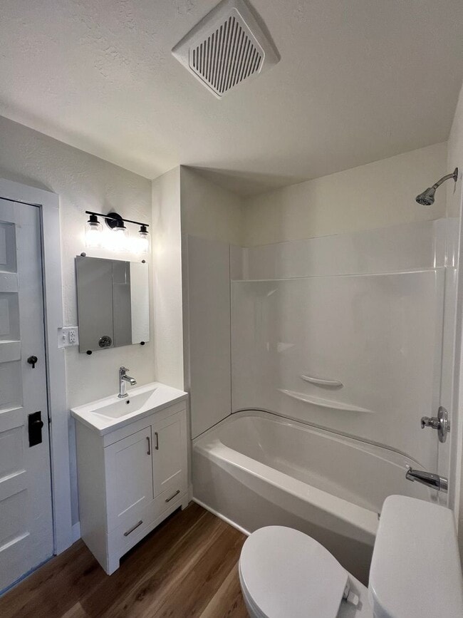 Building Photo - 835 Waugoo Ave