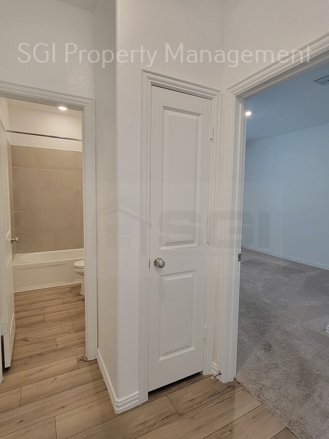 Building Photo - 3805 Thomas Plns Dr