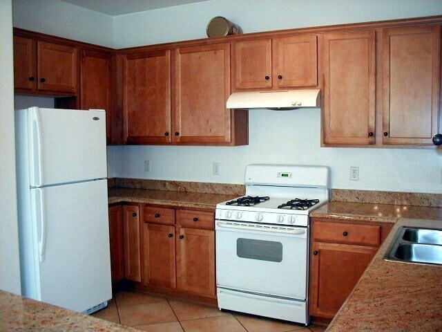 Building Photo - Large 4 bedroom home with Den - Corner lot...