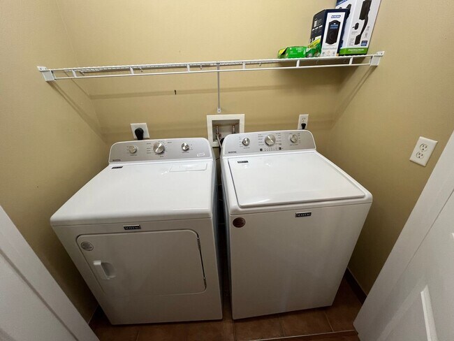 Building Photo - 3 Bedroom, 2 Bath home w/2 Car Garage on 5...
