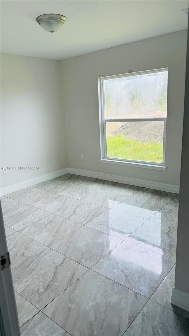 Building Photo - 1110 Augusta St E