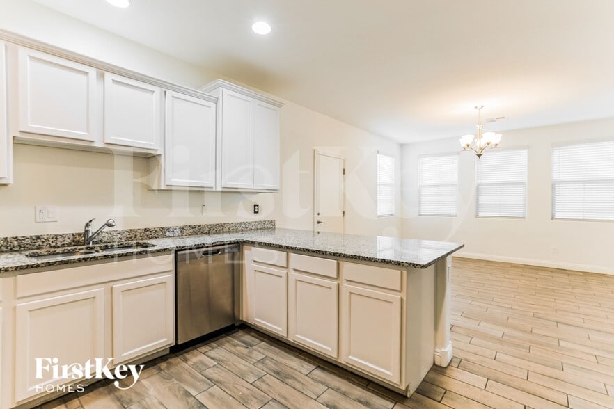 Building Photo - 6926 E Butte St