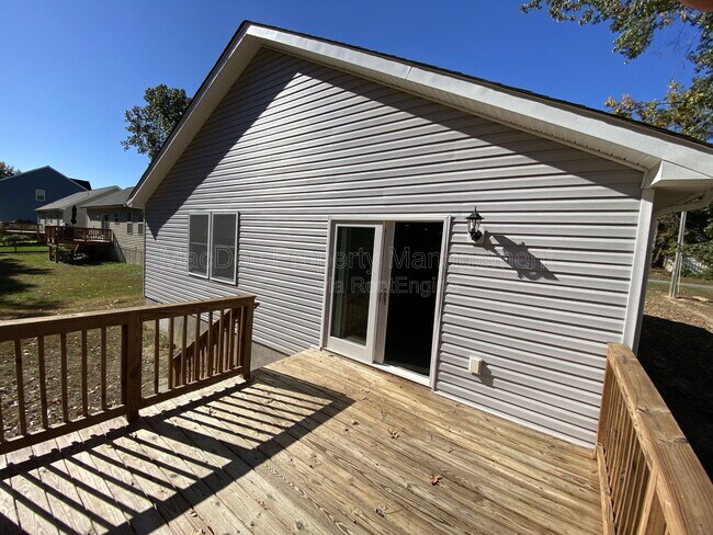 Building Photo - 77 Lakeview Dr