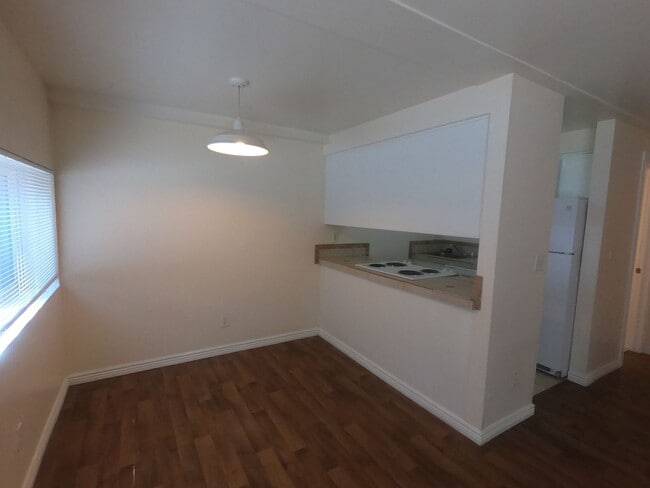 Building Photo - Cool Garden level unit, affordable utilities-only pay electric!