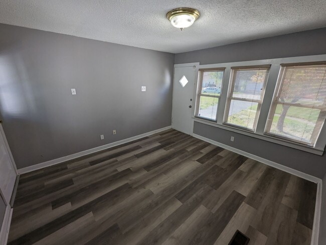 Building Photo - Belle of Bellefontaine - **Half Off Securi...