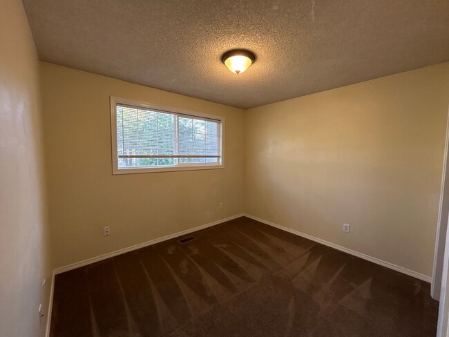 Building Photo - 2 Bedroom / 1.5 Bathroom Duplex in Redmond...