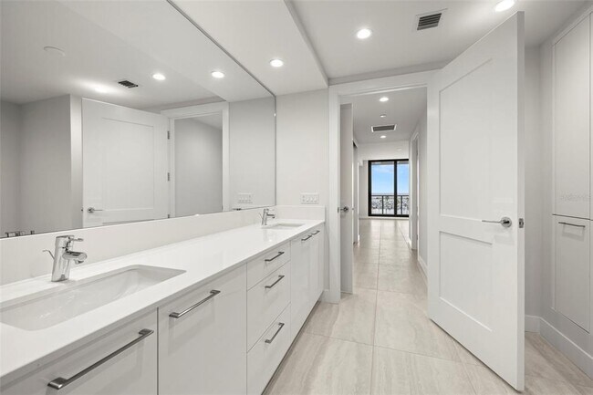 Building Photo - 301 1st St S