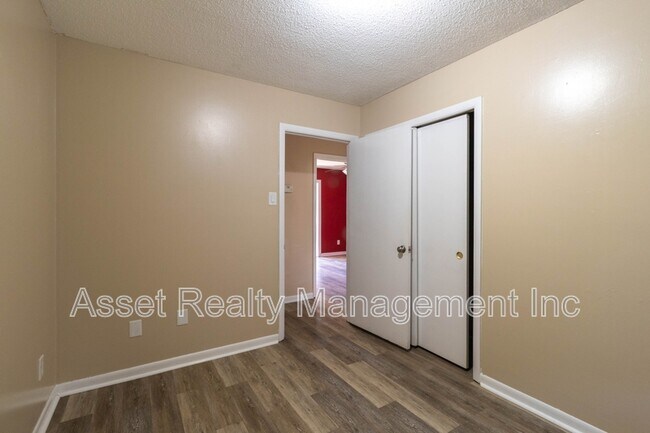 Building Photo - 1817 Sedgewick Dr